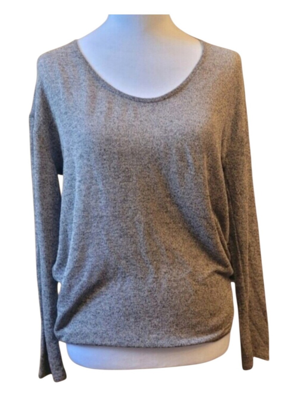 Eclipse Women’s Scoop Neck Long Sleeve Top In Soft Grey